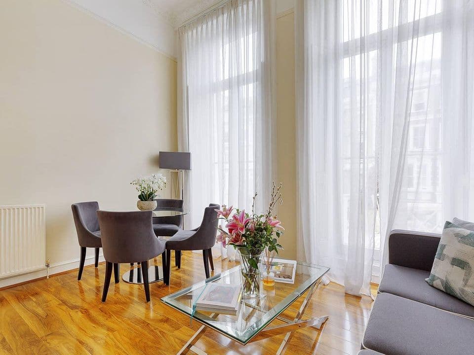 Bright 2 Bedroom Apt + Garden in South Kensington.