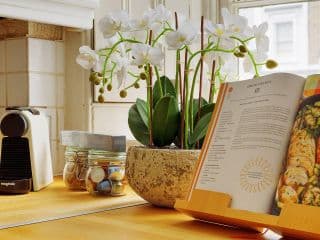 Bright 2 Bedroom Apt + Garden in South Kensington. photo 2