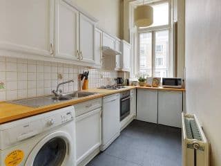 Bright 2 Bedroom Apt + Garden in South Kensington. photo 4
