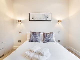 Stunning 2 BDR Luxe Apartment in Lexham Gardens photo 1