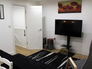 MODERN 2 BEDROOM APARTMENT IN THE HEART OF GREENWICH photo 1