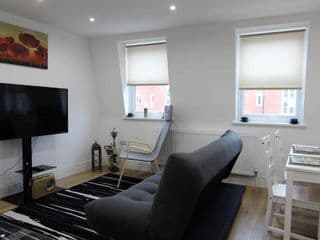 MODERN 2 BEDROOM APARTMENT IN THE HEART OF GREENWICH photo 3