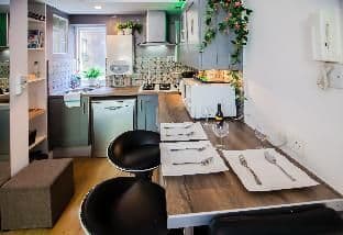 Modern/bright/chic/central photo 2