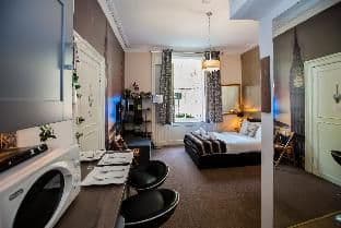Modern/bright/chic/central photo 3