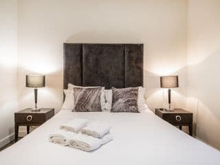 2 BDR Ground Floor Apt + Patio in Earls Court photo 1