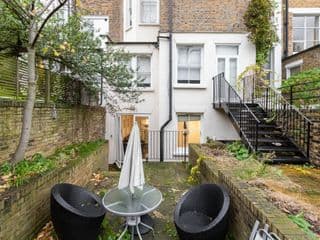 2 BDR Ground Floor Apt + Patio in Earls Court photo 2