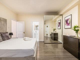 2 BDR Ground Floor Apt + Patio in Earls Court photo 3
