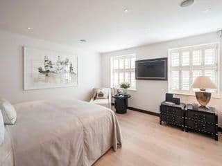 Elegant 4 BDR Mews + Modern Interior in Belgravia photo 3