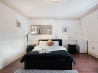 Gorgeous Hyde Park Studio #5 photo 1