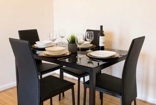 NEC Birmingham Solihull, Short & Long Stay Contractors HS2 NHS BHX 2 Bedroom 2 Bathroom Apartment Free Parking Close to NEC City Centre International Airport & Train Station Business Travellers