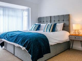 4 Bed w/Parking  10 Minutes to NEC/Airport Stays photo 1