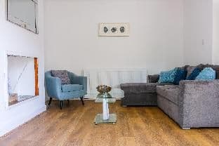 4 Bed w/Parking  10 Minutes to NEC/Airport Stays photo 4
