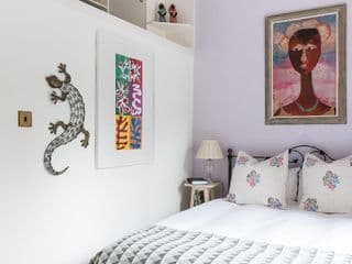 Distinctive Kensington 1-bed flat photo 2