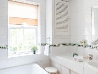 Distinctive Kensington 1-bed flat photo 4