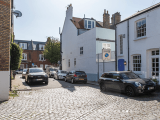 3-Bedroom Mews House with Garden and parking photo 3