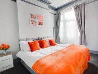 Large House - Nr City Centre, Ideal 4 Large Families, Contractors, Business & Corporate Guests photo 1