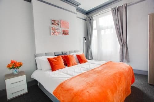 Large House - Nr City Centre, Ideal 4 Large Families, Contractors, Business & Corporate Guests