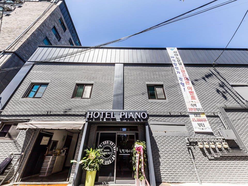 Reunion Hotel Piano