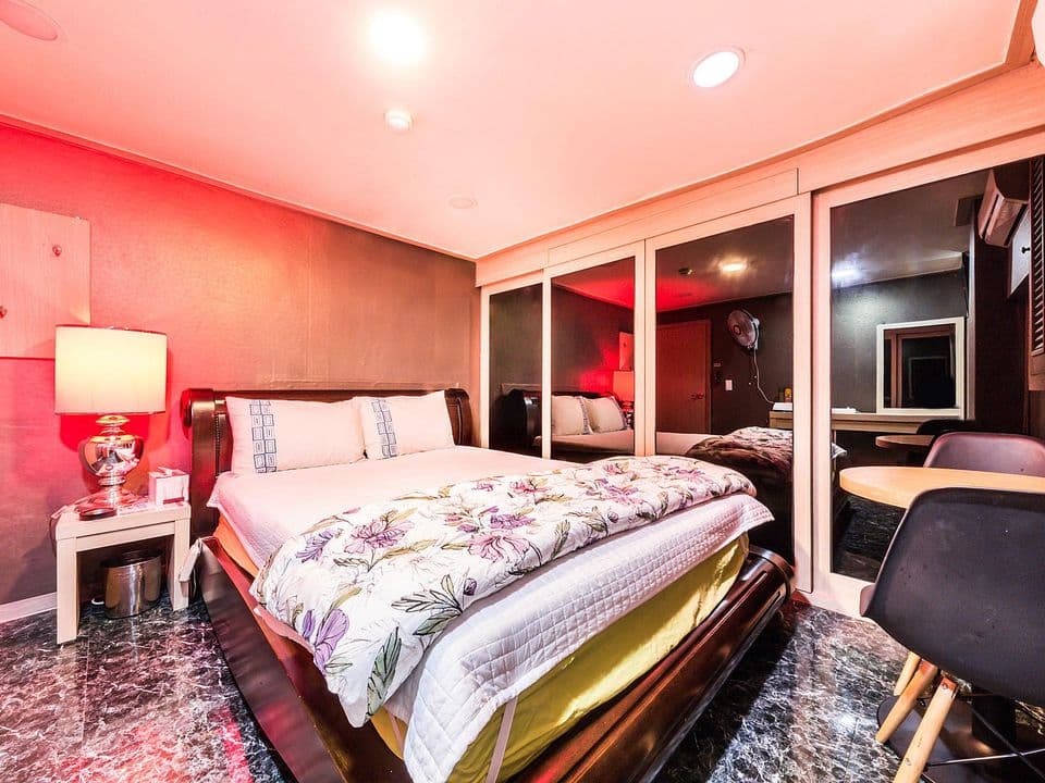 Yeongdeungpo Market Max Motel