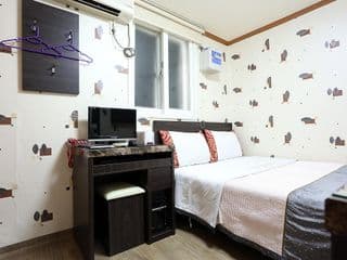 Sinchon Seongdo photo 1
