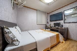 Sinchon Seongdo photo 4