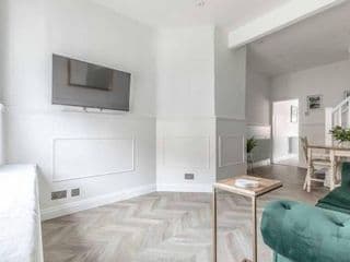 Charming cottage in WINDSOR - WALK TO CASTLE &SHOPS! photo 1