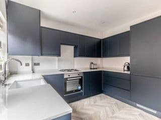 Charming cottage in WINDSOR - WALK TO CASTLE &SHOPS! photo 2