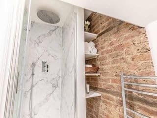 Charming cottage in WINDSOR - WALK TO CASTLE &SHOPS! photo 3