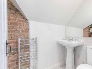 Charming cottage in WINDSOR - WALK TO CASTLE &SHOPS! photo 4
