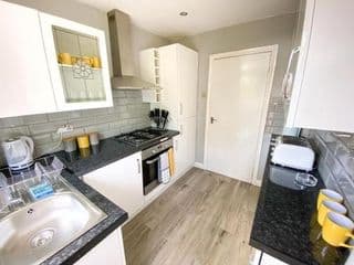 New Contractor House Near LLA Airport & M1 by Comfy Workers photo 4