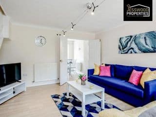 Spacious & Homely 3BR, 3BA Contractor House in Luton!- Free Parking, Garden, Close to M1 & Luton Airport, by Jesswood Properties photo 2