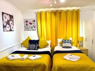 Spacious London Excel 3 bedrooms, Full Kitchen, Apartment photo 2