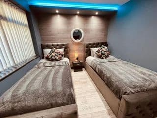 Luxurious *5 Bedroom House*In Center Of Birmingham photo 3