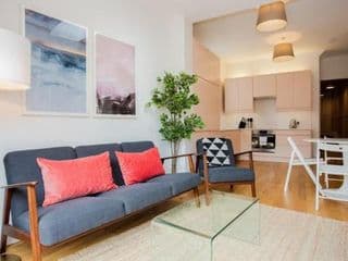 Stylish & Modern 3 Bed Flat in NW London with Garden photo 1