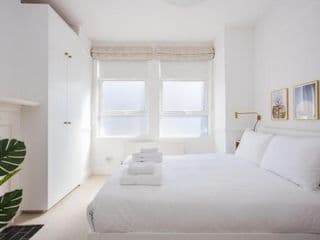 Stylish & Modern 3 Bed Flat in NW London with Garden photo 3