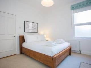 Stylish & Modern 3 Bed Flat in NW London with Garden photo 4