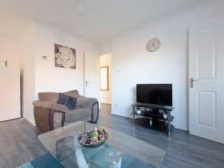 Lovely 1 bedroom maisonette close to Airport, Town and Train Station photo 1