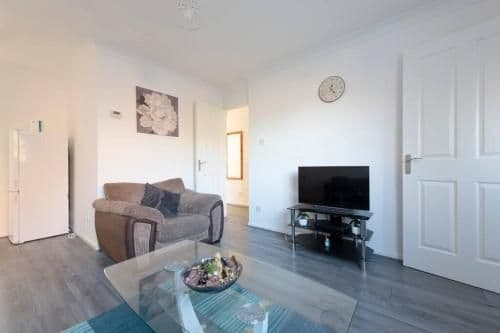 Lovely 1 bedroom maisonette close to Airport, Town and Train Station