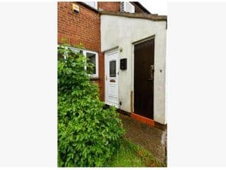 Lovely 1 bedroom maisonette close to Airport, Town and Train Station photo 3
