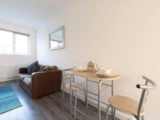 Lovely 1 bedroom maisonette close to Airport, Town and Train Station photo 4