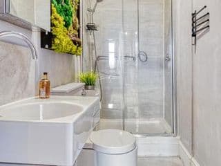 Sunny Corner Apartment in Center of London photo 4