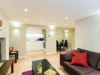 Victoria - Vincent Square by Flying Butler photo 4