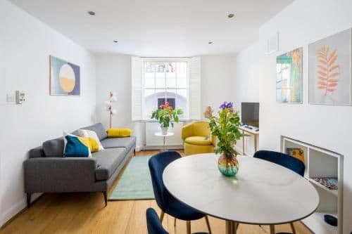 Chic and modern 2-bed flat with patio in Pimlico, Central London