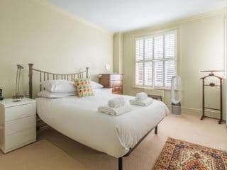 Charming Home in Leafy Parsons Green photo 3