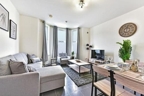 West Ealing Serviced Apartment - 2 Bedroom 2 Bath Parking Near Station