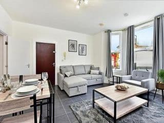 West Ealing Serviced Apartment - 2 Bedroom 2 Bath Parking Near Station photo 2