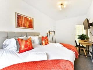West Ealing Serviced Apartment - 2 Bedroom 2 Bath Parking Near Station photo 3