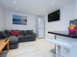 BIRMINGHAM HAGLEY WEST HOUSE, 5 bedrooms with 7 BEDS, 3x doubles beds, 4x singles beds,2 toilets,2 bathrooms,2 toilets, sleeps 7-10 people great motorway links M5 M6 M42 A38 A34 photo 1