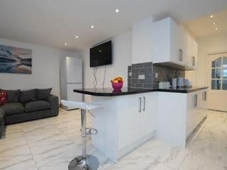 BIRMINGHAM HAGLEY WEST HOUSE, 5 bedrooms with 7 BEDS, 3x doubles beds, 4x singles beds,2 toilets,2 bathrooms,2 toilets, sleeps 7-10 people great motorway links M5 M6 M42 A38 A34 photo 3