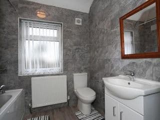 BIRMINGHAM HAGLEY WEST HOUSE, 5 bedrooms with 7 BEDS, 3x doubles beds, 4x singles beds,2 toilets,2 bathrooms,2 toilets, sleeps 7-10 people great motorway links M5 M6 M42 A38 A34 photo 4